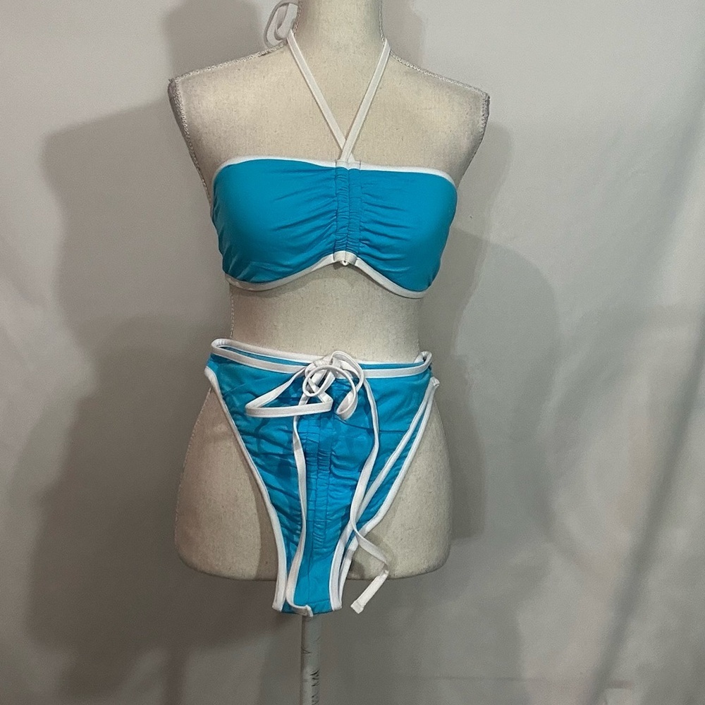 Bikini - Picture 3 of 5